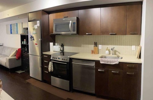 Financial District Condo | Spacious 1BR+Den Condo in Toronto's best location! CN Tower, Harbourfront, bars