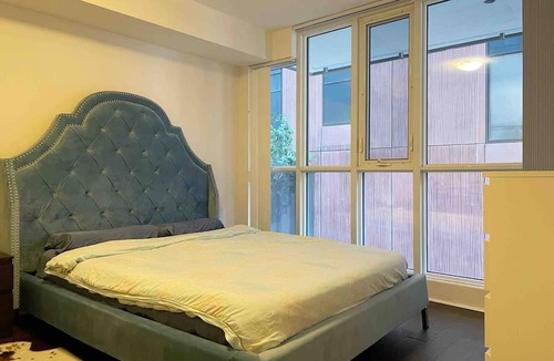 Financial District Condo | Spacious 1BR+Den Condo in Toronto's best location! CN Tower, Harbourfront, bars