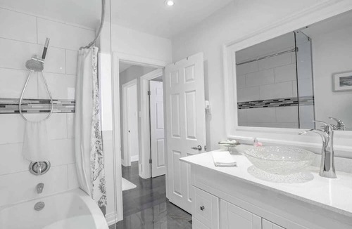 North York House | Family Oasis: 3 BEDROOM 2 BATHROOM Home+Garden+BBQ