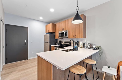 St. Anthony West Apartment | Coze 2BR with Gym & Free Street Parking by UMN