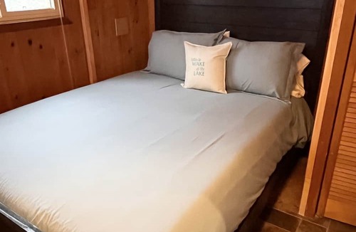 Omemee Cottage | Kawartha Lakeside Haven. Cozy waterfront cottage, pet friendly retreat