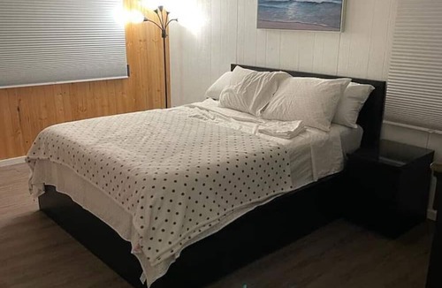 Courtice House | Cottage in the city, 4 acres with walking trails