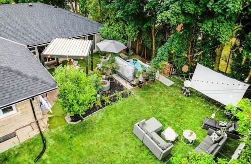 Etobicoke House | Experience Modern Elegance & Connectivity in Our Etobicoke Retreat