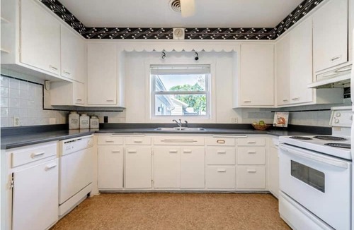 Harwich Cottage | Lake Erie Waterfront Cottage w/firepit, 5 min from erieau beach .