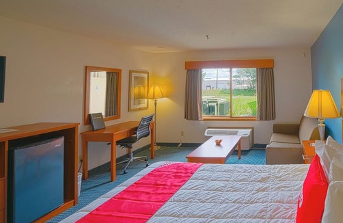 Redwood Falls Hotel | Clean Budget Room Near Casino & Park w/Full Bed + Pet-Friendly Amenities