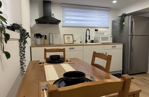 Alderwood House | Modern stay Minutes from YYZ and Rogers Centre with own washroom&kitchen