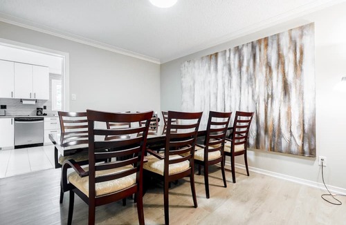 Thornhill House | 20 People Home In Thornhill
