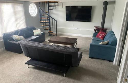 Port Dover House | River front 4 bedroom cottage with boat dock