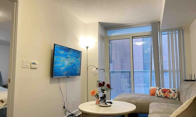 Financial District Condo | Spacious 1BR+Den Condo in Toronto's best location! CN Tower, Harbourfront, bars